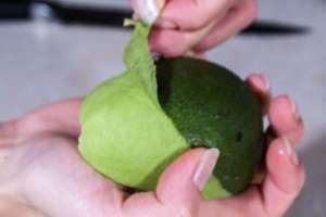 Разнообразие салатов: соединяем авокадо и креветки