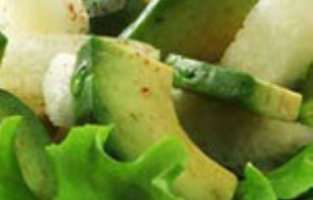 Нейтральное сочетание авокадо и сыра в салатах