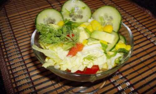 Твердый огурец и мягкий авокадо — основа оригинального салата