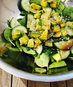 Твердый огурец и мягкий авокадо — основа оригинального салата