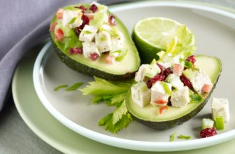 Нейтральное сочетание авокадо и сыра в салатах