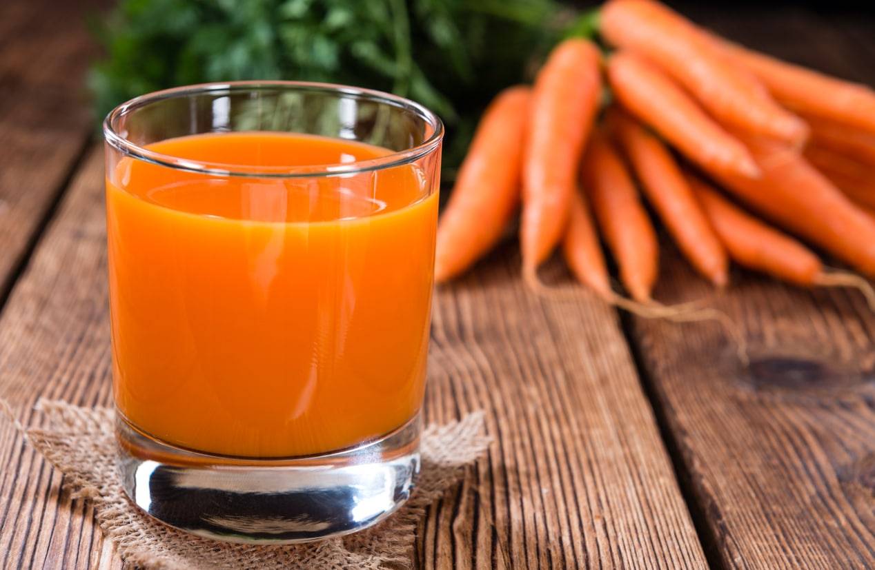 Морковный сок 100 мл. Свежевыжатый морковный сок. Стакан морковного сока. Свежевыжатые соки морковный.