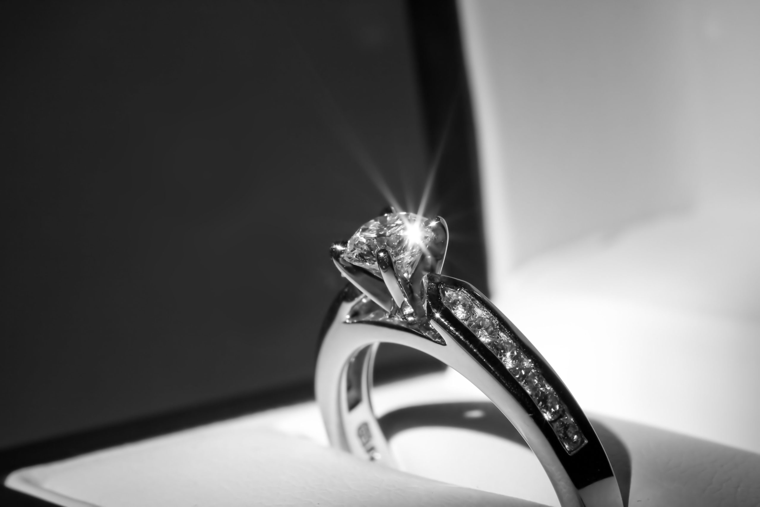 Руководство по выбору идеального обручального кольца с бриллиантом